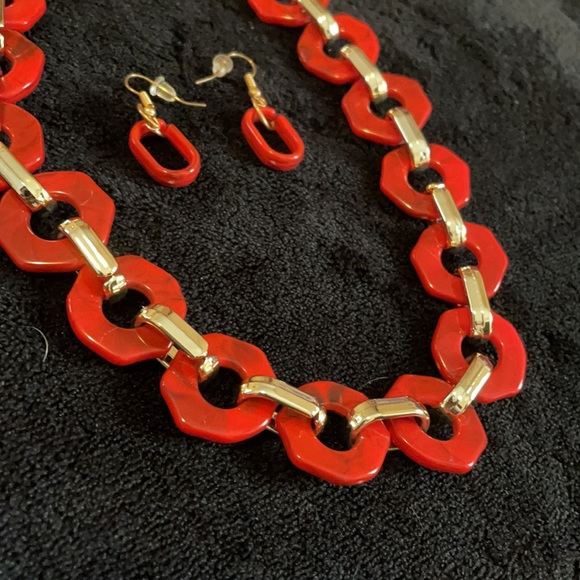 Paparazzi red & gold necklace - Picture 2 of 3